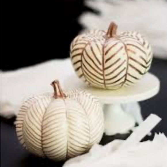 WELCOME TO LOVE, LAUREL CLOSET! - Picture 2 of 16